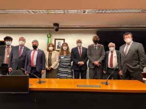 Dirigentes das instituições de e ensino e parlamentares em reunião