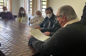 Momento da assinatura da declaração pública
