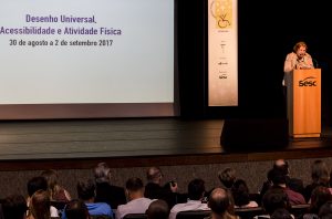 Reitora da UFSCar discursa no auditório do Sesc-São Carlos.