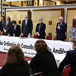 Reitora-na-mesa-lateral.jpg Reitora-na-mesa-lateral.jpg