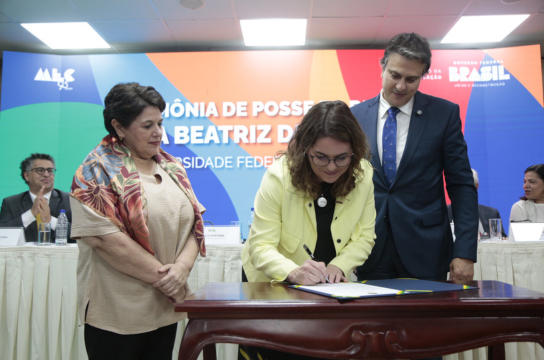 Reitora Ana Beatriz de Oliveira fazendo o discurso de posse no Ministério da Educação. Foto: Assessoria de Comunicação Social do MEC.