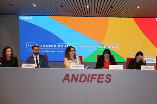 Reitora Ana Beatriz em Reunião Extraordinária do Conselho Pleno da Andifes.
