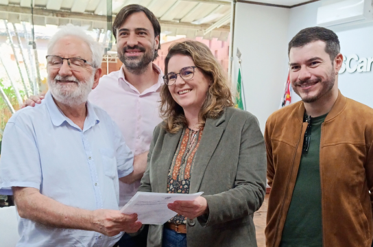 Reitora Ana Beatriz de Oliveira entregando um ofício ao deputado federal Ivan Valente.