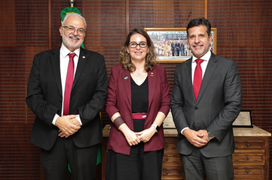 Encontro entre a Reitora Beatriz de Oliveira, o Secretário de Educação Superior, Marcus Vinicius David, e o Ministro da Educação, Leonardo Barchini,