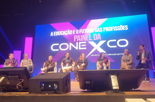 Palestrantes do painel "A Educação e o Futuro da Profissões” no Teatro Paulo Moura em São José do Rio Preto. Foto: acervo pessoal.