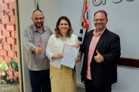Vice-Prefeito Glauco Queiroz, Reitora Ana Beatriz de Oliveira e Prefeito Rodrigo Mello Marques na reunião de assinatura do protocolo de intenções.