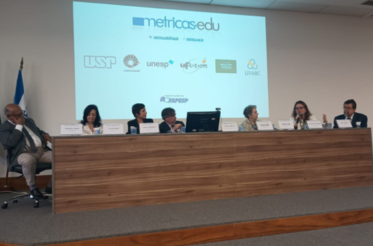 Mesa "O que a sociedade espera da universidade pública e como prestar contas à sociedade?”, realizada no II Encontro da Comunidade Métricas. Foto: Alessandra Kuba