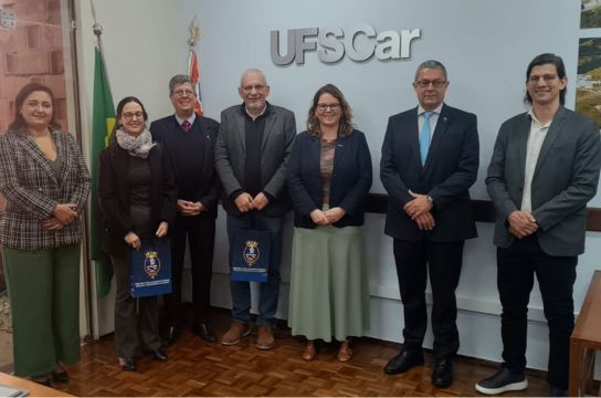 Recepção da comitiva da DGDNTM no Gabinete da Reitoria.