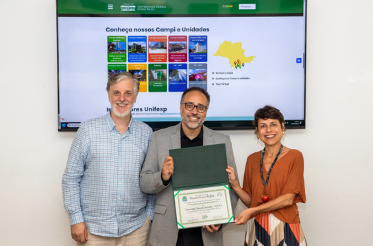 Rodrigo Constante Martins recebendo certificado da Reitora e do Pró-Reitor de Pós-Graduação e Pesquisa da Instituição, Fernando Atique. Foto: acervo pessoal